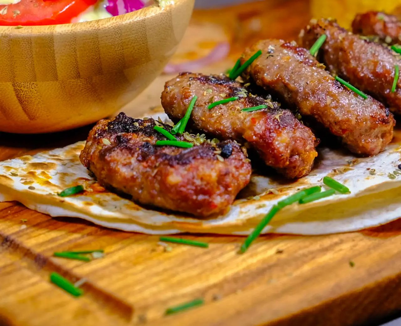Köfte grillés servis sur galette avec salade