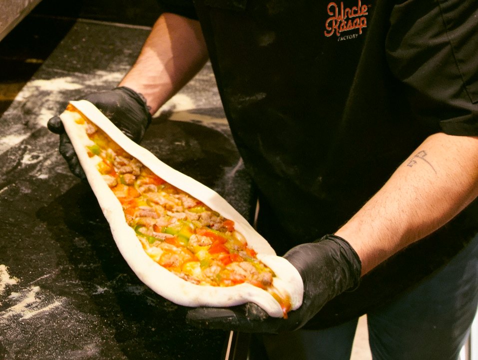 Le chef façonne une pide avant enfournement au four à pierre