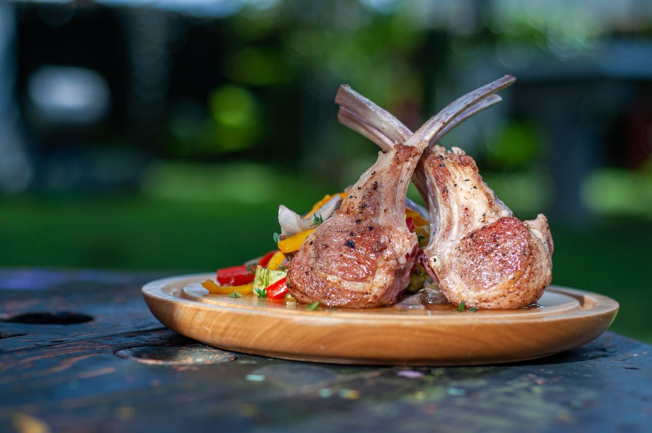 Côte d'agneau grillée, servie sur planche